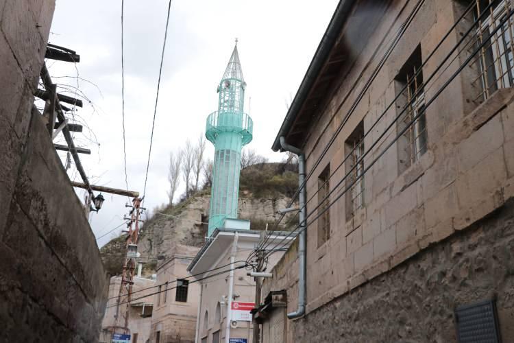 <p>1848 yılında inşa edilen Kuzey Cami'nin yeni minaresinde demir ve cam kullanılırken, inşa edildiği yıl bilinmeyen Orta Cami ve Efkere Cami’nin minarelerinde demir, çelik ve tuğlaların kullanılması bölgeye gelenlerin de dikkatini çekiyor. </p>
