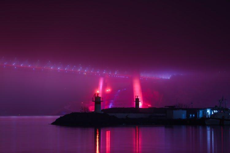 <p> </p>
<p>İstanbul’da gece boyunca etkili olan sis, boğaz hattında masalsı görüntüler oluşturdu.</p>