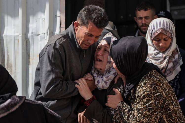 <p>Ancak bu yılın başlarında 38 rehinenin Hamas tarafından serbest bırakılmasını sağlayan ateşkesi bozma kararı alan Netanyahu, İsrail'in maksimum baskıyı geri getirdiğini belirterek, “Bundan sonra müzakereler ancak ve ancak ateş altında yürütülecek” demişti</p>
