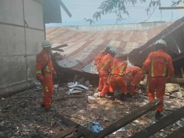<p>ENKAZDAN 60 SAAT SONRA ÇIKARILDI!</p>
<p><br />
Myanmar'da meydana gelen 7.7 büyüklüğündeki depremin ardından Mandalay şehrinde yıkılan bir otelde çalışmalarını sürdüren ekipler, bir kadını tam 60 saat sonra enkazdan canlı olarak çıkardı.</p>
<p> </p>