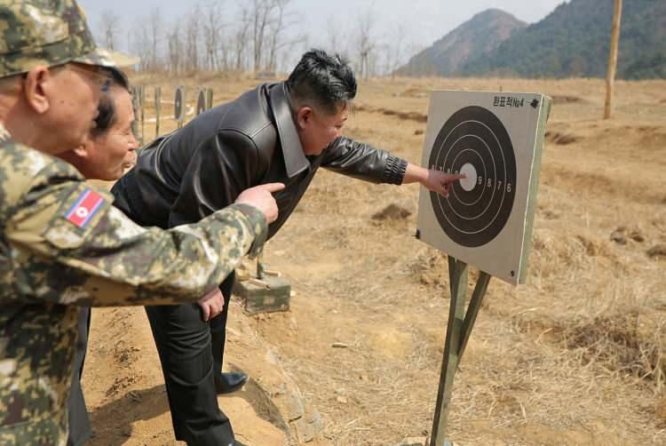 <p>Yeni geliştirilen bir keskin nişancı tüfeğini bizzat test eden Kim, silahın performansından duyduğu memnuniyeti dile getirdi. </p>
