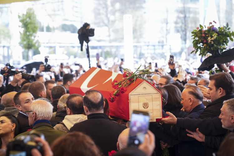<p>Cenaze törenine katılan ünlü isimler arasında Orhan Gencebay, Erol Evgin, Resul Dindar, Alper Kul, Aylin Kontente, Melek Baykal, Müjdat Gezen, Sinan Özen, Hakan Altun, Berkay ve Hüsnü Şenlendirici de yer aldı.</p>
<p> </p>