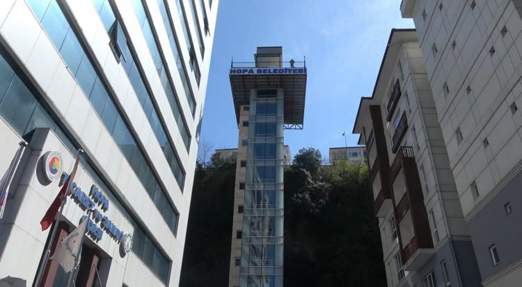 <p>İlçe halkı evlerine asansörle kısa yoldan ulaşırken, turistler asansörün zirvesinde yer alan seyir terasından sahil ve deniz manzarasını panoramik olarak izleme imkanı buluyor.</p>

<p> </p>
