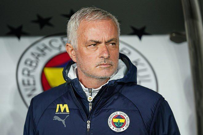 <p>Ziraat Türkiye Kupası'nda Fenerbahçe, sahasında Galatasaray'a 2-1 mağlup oldu. Sarı-lacivertli ekibin teknik direktörü Jose Mourinho'nun, Okan Buruk'un burnunu sıkması dünya basınında manşetlere taşındı. İşte Mourinho'nun Okan Buruk'a yaptığı hareketin dış basındaki yansımaları...</p>
