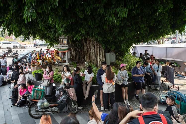 <p>Öte yandan, depremin şiddetli hissedildiği Tayland'ın başkenti Bangkok'ta hayatını kaybedenlerin sayısının 17'ye, yaralı sayısının 32'ye çıktığı ve 83 kişinin hala kayıp olduğu aktarılmıştı.</p>