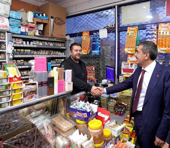 <p><span style="color:#B22222"><strong>BAKAN TEKİN'DE ESNAFA DESTEK VERENLER ARASINDAYDI!</strong></span></p>

<p> </p>

<p>Milli Eğitim Bakanı Yusuf Tekin, Cumhuriyet Halk Partisi (CHP) Genel Başkanı Özgür Özel'in boykot çağrılarına destek vermesine ilişkin, <strong>"FETÖ unsurları, siyasete gayriahlaki yöntemlerle müdahale etmeye başladı. AK Parti ve MHP bu unsurlardan kısa sürede kurtuldu. CHP ise, Mayıs 2010'da Deniz Baykal'a kurulan komplodan itibaren bu yapıların etkisinden bir türlü kurtulamadı"</strong> dedi.</p>
