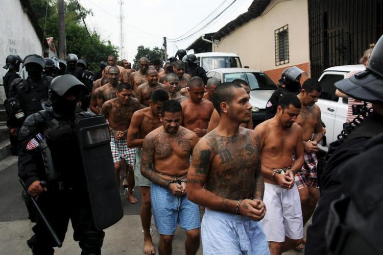 <p>El Salvador, Latin Amerika’nın en yüksek suç oranlarına sahip ülkelerinden biri olarak bilinir. Özellikle çeteler (maras) nedeniyle uzun yıllar boyunca şiddet olayları ve organize suçlarla mücadele etmek zorunda kalan ülke, bu alandaki operasyonlarıyla da dikkat çekiyor. </p>