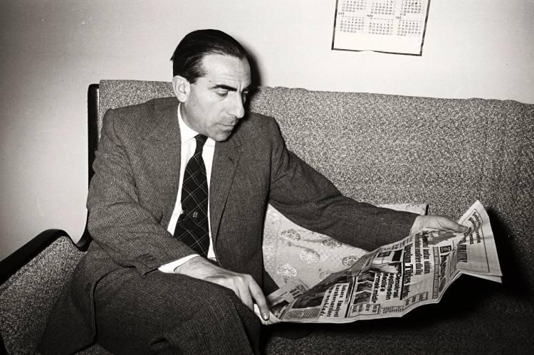 <p>Ailesiyle 1933 yılında İstanbul'a yerleşen Türkeş, Kuleli Askeri Lisesi'ne kaydoldu. 1936'da Kuleli Askeri Lisesi'ni pekiyi dereceyle asteğmen olarak bitiren Türkeş'in, Ankara ve Harp Akademisi yılları başladı. Türkeş, 1938'de genç bir teğmen olarak Harbiye'den mezun oldu.</p>
<p> </p>

