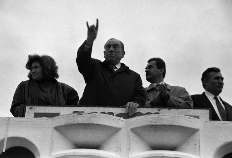 <p><span style="color:#B22222"><strong>27 Mayıs darbesi</strong></span></p>
<p>27 Mayıs 1960'da, Milli Birlik Komitesi'nin ülke yönetimine el koyduğunu açıklayan bildiriyi radyodan okuyan Türkeş, ihtilal hükümetinde Başbakanlık Müsteşarlığı görevini üstlendi. Türkeş, bu vazifesi sırasında Devlet Planlama Teşkilatı, Devlet İstatistik Enstitüsü ve Türk Kültürünü Araştırma Enstitüsü gibi kurum ve kuruluşları kurdu.</p>
