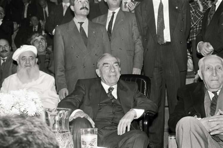 <p>Milli Birlik Komitesi'nde ortaya çıkan anlaşmazlıklar nedeniyle, 13 Kasım 1960'da, Türkeş ve "ondörtler" olarak bilinen arkadaşları, emekliye sevk edilerek tasfiye edildi ve zorla evlerinden alınıp yurt dışında görevlendirilmek suretiyle sürgüne gönderildi. Türkeş, Türkiye'nin Hindistan Büyükelçiliği müşaviri sıfatıyla sürgün edildi.</p>
<p> </p>

