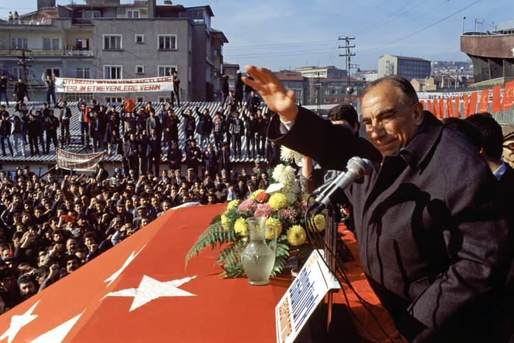 <p>CKMP Genel Başkanlığı'na seçildi</p>
<p> </p>
<p>Alparslan Türkeş, 1965'de Cumhuriyetçi Köylü Millet Partisine (CKMP) katıldı. Partinin Büyük Kurultay'ında Genel Başkanlığa seçilen Türkeş, aynı yıl yapılan genel seçimlerde ise Ankara milletvekili oldu.</p>
