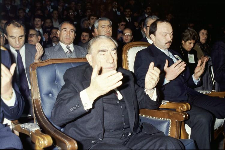 <p>CKMP'nin adı 1969'da, Milliyetçi Hareket Partisi, amblemi de üç hilal olarak değiştirilirken, Türkeş o yıl yapılan genel seçimlerde Adana milletvekili seçildi.</p>
<p> </p>
