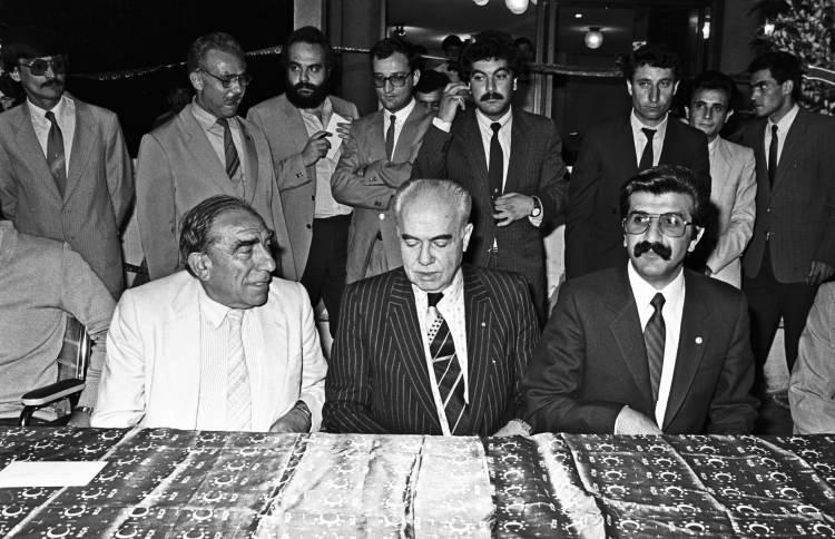 <p>Türkiye'de 1968 yılından itibaren Marksist ve komünist gençlik hareketlerinin üniversitelerde yer almaya başlaması ile Türkeş, toplanan çok az sayıdaki gence verdiği seminerlerde "Millet ve ülkemizi bölüp yıkmak isteyen her türlü yabancı ideoloji zehirlerinin panzehiri Türk milliyetçiliği ideolojisidir." vurgusu yaparak Türk toplumculuğu ve milliyetçiliğini anlattı. Kısa zamanda çoğalan ve örgütlenen gençler, "Dokuz Işık" etrafında toplandı.</p>
<p> </p>
