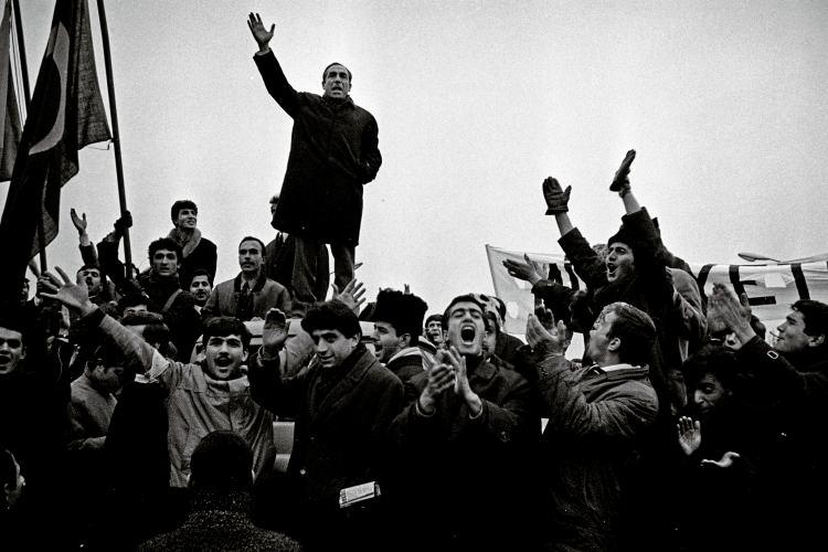<p>Türkeş, 1987'de siyaset yapma yasağının kalkmasının ardından Milliyetçi Çalışma Partisi (MÇP) olağanüstü kongresinde partinin Genel Başkanı oldu. Türkeş, 1991 yılındaki genel seçimlerde MÇP'nin, Refah Partisi ve Islahatçı Demokrasi Partisi ile yaptığı seçim ittifakı neticesinde Yozgat milletvekili seçildi.</p>
<p> </p>
