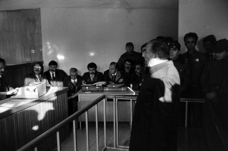 <p>12 Eylül askeri darbesi</p>
<p>12 Eylül 1980'de gerçekleşen askeri darbeden 3 gün sonra teslim olan Türkeş, önce Uzunada'da daha sonra da Ankara Askeri Dil Okulu'nda ve hastalandığı dönemde de Mevki Hastanesi'nde 4,5 yıl hapis yattı. Bu süreçte Türkeş ve 218 ülkücünün idamı istendi. Türkeş, 9 Nisan 1985'de tahliye oldu ve beraat etti.</p>
