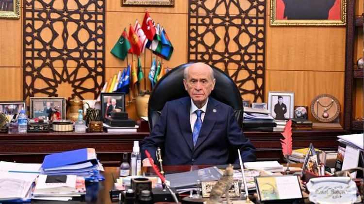 <p><span style="color:rgb(165, 42, 42)"><strong>BU KEZ “DUBLÖR KULLANIYOR” YALANINI ORTAYA ATTILAR</strong></span></p>
<p>Sosyal medyada özellikle muhalif hesaplar, Bahçeli'nin zayıflamış görüntüsünü fırsat bilerek, "Dublör kullanıldı" şeklinde mesnetsiz iddialar ortaya attı.</p>
