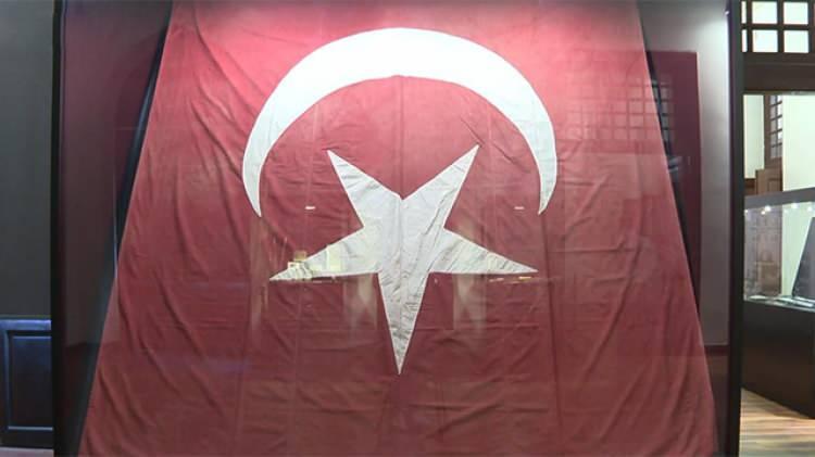 <p><span style="color:#B22222"><strong>TÜRKİYE'NİN MECLİSTEKİ İLK BAYRAĞI</strong></span></p>

<p> </p>

<p>Bir rivayete göre Osmanlı Devleti Kosova savaşında düşmanı ağır bir yenilgiye uğrattığı zaman, bir gece savaş alanında oluşmuş kan gölünün üstüne gökyüzünden yansıyan Hilal ve Yıldız yan yana görünmüştür.<strong> Bunun üzerine Sultan II Murat bu simgeyi devlet bayraklarında kullanmaya başlanmıştır.</strong></p>
