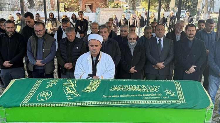 <p>Tiyatro oyunculuğunun yanı sıra televizyon, sinema ve seslendirme &ccedil;alışmalarına imza atan sanat&ccedil;ı Sezai Altekin, 79 yaşında hayatını kaybetti.</p>
