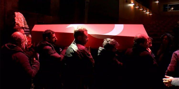 <p>Devlet Tiyatroları sanat&ccedil;ısı, sinema ve dizi oyuncusu Emin G&uuml;m&uuml;şkaya, tedavi g&ouml;rd&uuml;ğ&uuml; hastanede yaşamını yitirdi.</p>
