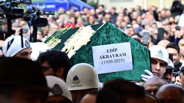 <p>Edip Akbayram, &ccedil;oklu organ yetmezliğinden 2 Mart Pazar g&uuml;n&uuml; saat 19.30'da tedavi g&ouml;rd&uuml;ğ&uuml; hastanede yaşamını yitirdi.</p>
