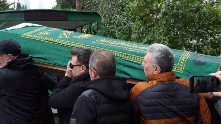 <p>2,5 yılı aşkın s&uuml;redir hastanede tedavi g&ouml;ren &uuml;nl&uuml; dans&ccedil;ı, 54 yaşında yaşama g&ouml;zlerini yumdu.</p>
