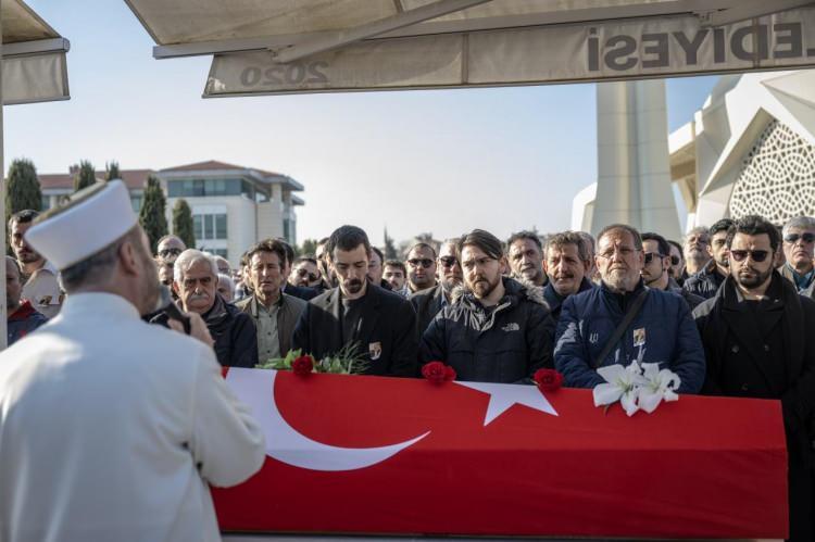 <p><strong>"Kurtlar Vadisi", "Ekmek Teknesi" ve "Deli Y&uuml;rek"</strong>in arasında olduğu unutulmaz dizilere imza atan yapımcı, y&ouml;netmen ve senarist Osman Sınav, 69 yaşında İstanbul'da vefat etti.</p>
