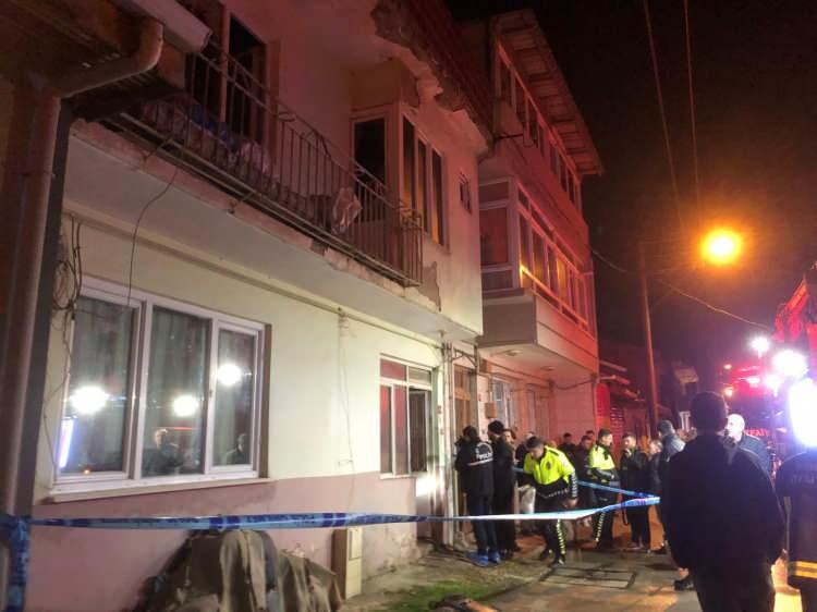 <p>İhbar üzerine kısa sürede olay yerine gelen Büyükşehir Belediyesi'ne ait itfaiye ekipleri yangını kısa sürede söndürseler de iki kardeşin hayatını kaybetmesine engel olamadı. </p>
