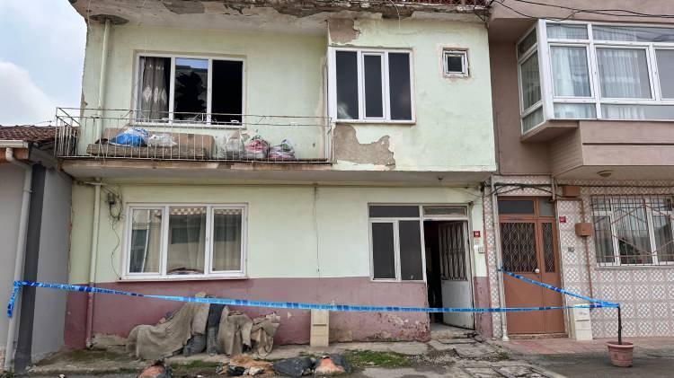 <p>Yenişehir İlçe Belediye Başkanı Ercan Özel, yangınla ilgili yaptığı açıklamada, <strong>"Dün gece saat 22.30 sıralarında Çayır Mahallesi'nden Burak Durmuş'un evinde çıkan yangın nedeniyle evlatları 4 yaşındaki Efe Durmuş ve henüz 5 aylık bebek olan Sevginur Durmuş'un vefatı hepimiz derinden sarstı. Gece hemen olay yerine ulaştık, ailemizin yanında olduk ama hiç kimsenin elinden bir şey gelmedi. Rabbim, başta aileleri ve akrabaları olmak üzere tüm ilçemize sabırlar versin. Çocuklarımızı cennete uğurlamak için son vazifemizi bugün yapacağız. Bu acıyı kelimelerle izah etmekte zorluk yaşıyoruz."</strong> dedi. </p>
