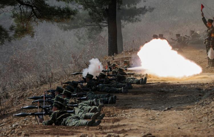 <p>Kuzey Kore yönetiminden yapılan açıklamaya göre özel kuvvetlerin savaş kabiliyetleri hakkında üst düzey komutanlardan bilgi alan Kim, keskin nişancıların atış talimlerini izledi. </p>
