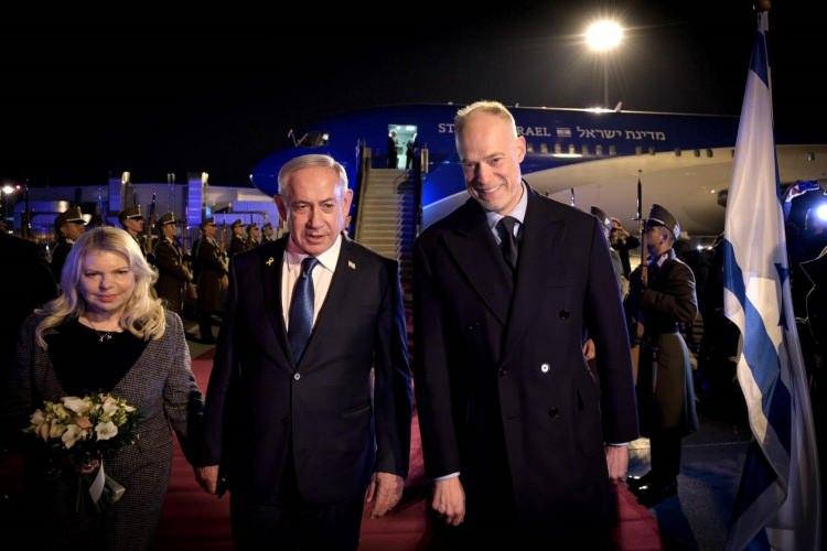 <p><span style="color:#B22222"><strong>ÜST DÜZEY KARŞILAMA</strong></span></p>
<p> </p>
<p>Netanyahu ve eşi Sara Netanyahu'yu havalimanında Macaristan Savunma Bakanı Kristof Szalay-Bobrovniczky karşıladı.</p>