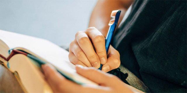 <p>Kalemi tutma şekliniz, yalnızca bir yazma tekniği değil, aynı zamanda kişiliğinizin derinliklerine inmenize yardımcı olacak bir ipucu olabilir. Bu test, <strong>gelişmiş bir öz farkındalık</strong>, hem profesyonel hem de kişisel yaşamda <strong>daha sağlıklı kararlar almanıza</strong> yardımcı olabilir.</p>