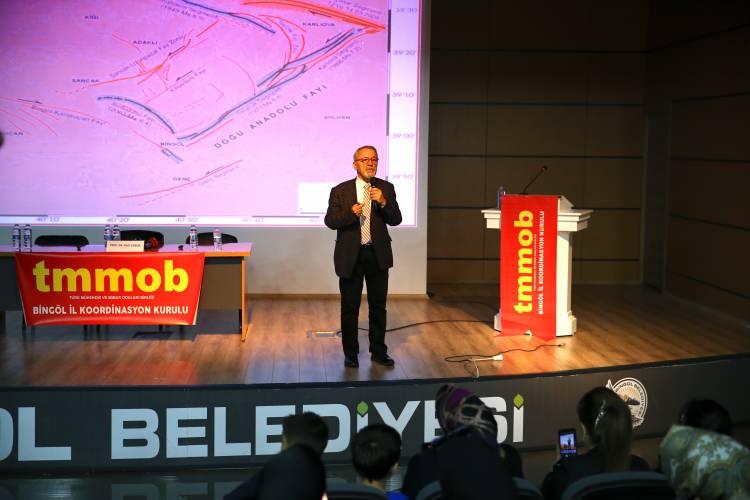 <p>Programda konuşan Görür, depremlerin levha sınırlarındaki hareket sonucu oluştuğunu söyledi.</p>