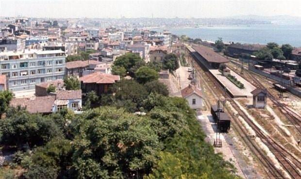 <p><span style="color:#B22222"><strong>KADIKÖY TREN İSTASYONU</strong></span></p>
