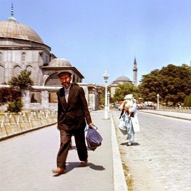 <p><span style="color:#B22222"><strong>SULTANAHMET MEYDANI</strong></span></p>