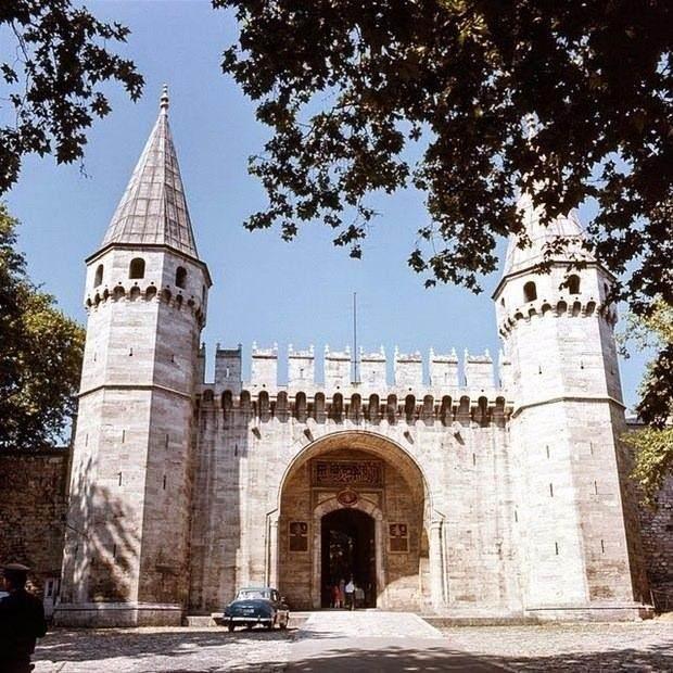 <p><span style="color:#B22222"><strong>TOPKAPI SARAYI</strong></span></p>