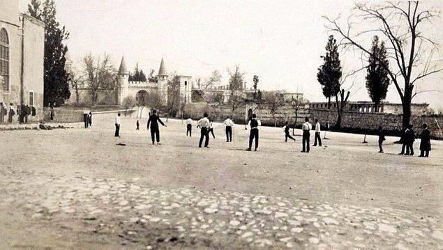 <p><strong>Topkapı Sarayı 1. Avlu / 1920'ler.</strong></p>
