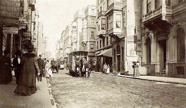 <p><strong>İstiklal Caddesi'nde atlı tramvay.</strong></p>
