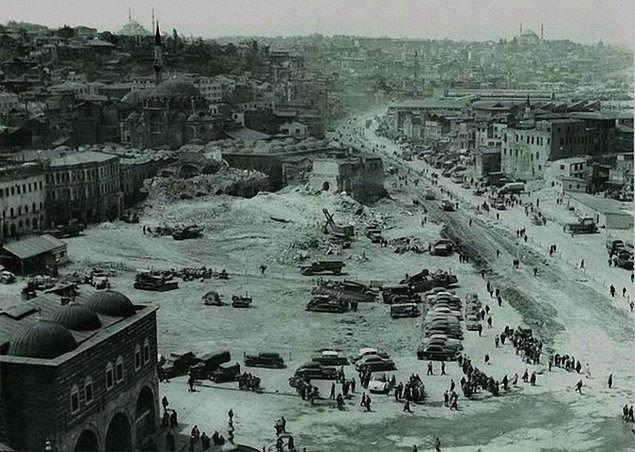 <p><strong>Emin&ouml;n&uuml; Meydanı'nı genişletmek i&ccedil;in yapılan yıkımlar (1958)</strong></p>
