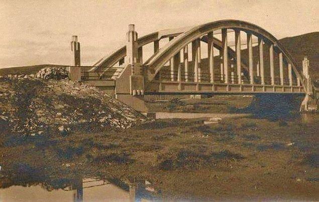 <p><strong>Silahtarağa Demiryolu K&ouml;pr&uuml;s&uuml;. G&uuml;n&uuml;m&uuml;zde Fil K&ouml;pr&uuml;s&uuml; olarak biliniyor.</strong></p>
