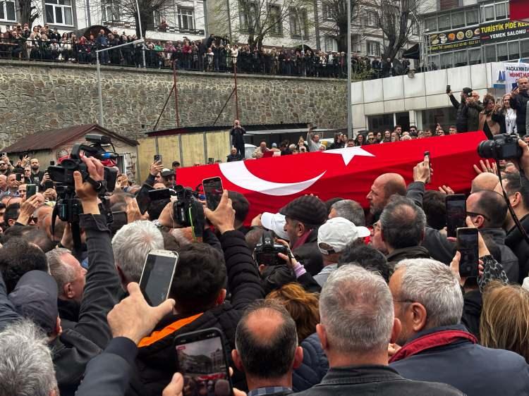 <p>Cenaze öncesi ilçe girişinde Konak için anma töreni de yapıldı. Duaların edildiği tören alanında alkışlarla karşılanan Konak’ın Türk bayrağıyla kaplanan tabutu üzerine adının yer aldığı 61 numaralı Trabzonspor forması konulup, Trabzonspor bayrağı da örtüldü. </p>