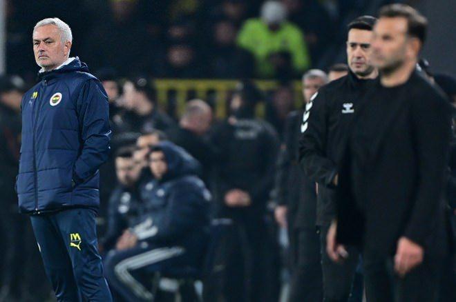 <p>Corriere dello Sport: Fenerbahçe-Galatasaray maçında fırtına! Yedek kulübesi ile Mourinho arasında kavga.</p>