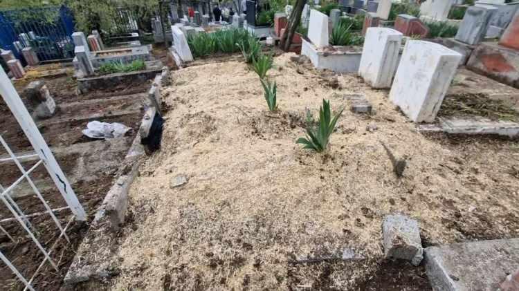 <p>Cenazeler, sabah saatlerinde kılınan cenaze namazının ardından Yenişehir ilçesindeki Mardinkapı Mezarlığı'nda gözyaşlarıyla yan yana toprağa verildi. </p>