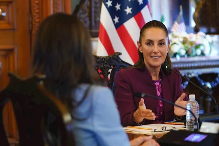 <p>Meksika Devlet Başkanı Claudia Sheinbaum, Trump'ın tarifeleri yürürlüğe sokacak kararnameyi imzalamasından önce yaptığı açıklamada, ülkenin "gümrük vergileri konusunda kısasa kısas" yapmayacağını, bunun yerine "kapsamlı bir program" üzerine çalışacağını duyurdu.</p>

