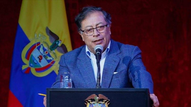 <p><strong>KOLOMBİYA</strong></p>

<p> </p>

<p>Kolombiya Cumhurbaşkanı Gustavo Petro da Trump'ın kapsamlı gümrük tarifeleri uygulayarak "yanlış bir hamle" yaptığını savundu.</p>
