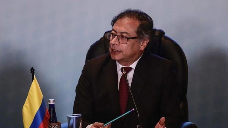 <p>Petro, açıklamasında, "ABD hükümeti genel olarak ithalat üzerindeki tarifeleri yükselterek kendi üretimini, refahını ve istihdamını artırabileceğine inanıyor. Bence bu büyük bir hata olabilir." ifadelerini kullandı.</p>
