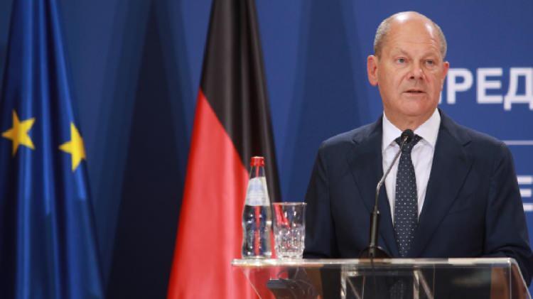 <p>Scholz, Avrupa'nın serbest ticareti savunmaya devam edeceğini vurgulayarak, "Biz çatışmaya değil işbirliğine bağlıyız. Avrupa'nın çıkarlarımızı savunacağız. Avrupa, ABD'nin kararına birlik içinde, güçlü ve uygun bir şekilde karşılık verecektir." dedi.</p>
