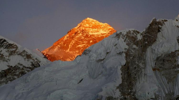 <p><span style="color:#B22222"><strong>4. NEPAL / ÇİN: EVEREST SINIRI</strong></span></p>
<p> </p>
<p>Nepal ile Çin arasındaki sınır, dünyanın en yüksek noktalarından biri olan Everest Dağı'ndan geçiyor. Yani, tırmanırken iki ülke arasında yolculuk ediyorsunuz!</p>