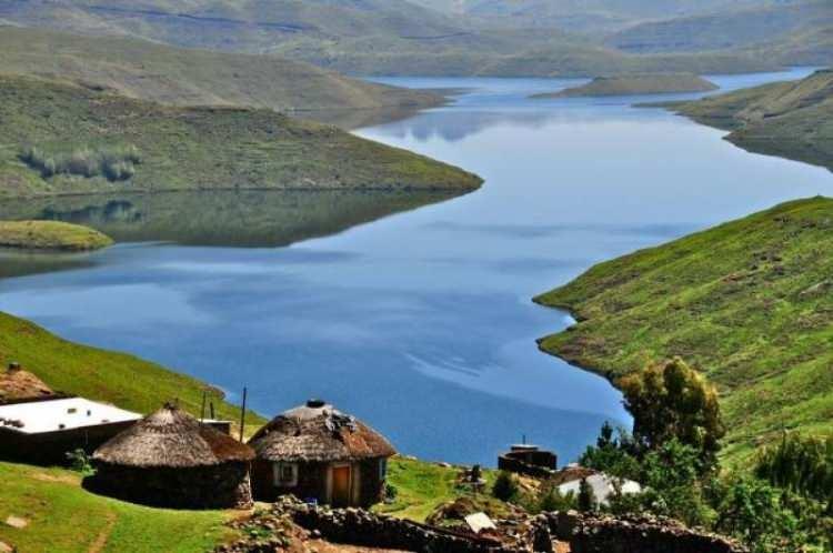 <p><span style="color:#B22222"><strong>6. LESOTHO / GÜNEY AFRİKA</strong></span></p>
<p> </p>
<p>Lesotho, tamamen Güney Afrika tarafından çevrili bir ülkedir. 11 farklı kara sınırına sahip olan Lesotho, büyük dağları ve doğal güzellikleri ile dikkat çeker.</p>