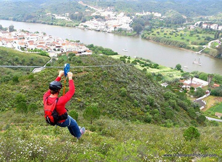 <p><span style="color:#B22222"><strong>8. İSPANYA / PORTEKİZ: ZIPLINE SINIRI</strong></span></p>
<p> </p>
<p>Dünyanın ilk ve tek sınırarası zipline'ı Limitezero, İspanya’dan Portekiz’e birkaç saniyede geçme fırsatı sunuyor.</p>