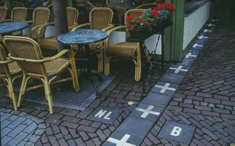 <p>Hollanda’dan girip, Belçika’dan çıktığınız bir kafe düşünün nasıl olurdu? Bu iki ülke arasındaki sınırda şirin bir kafe yer alıyor.</p>

<p> </p>
